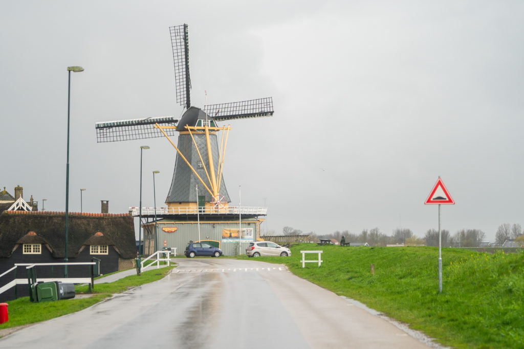 Molen De Liefde SIMAV krijgt AED-apparaat van Aukes trainingen & advies, overhandigd door Dimphi van Named