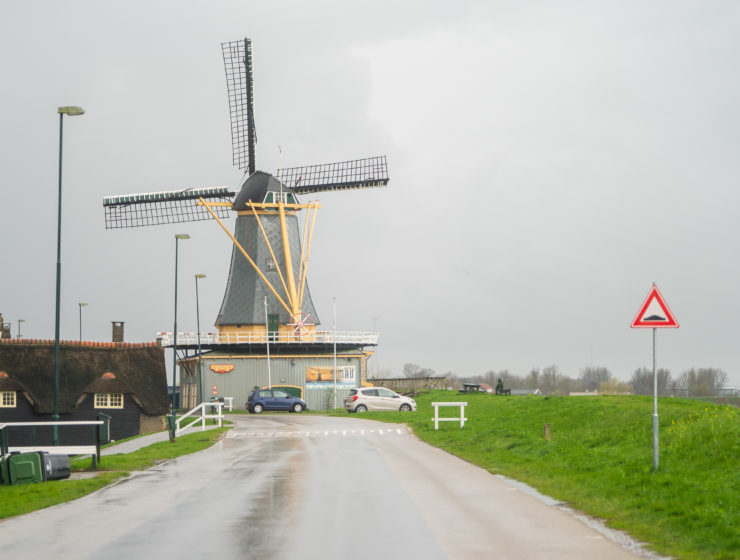 Molen De Liefde SIMAV krijgt AED-apparaat van Aukes trainingen & advies, overhandigd door Dimphi van Named