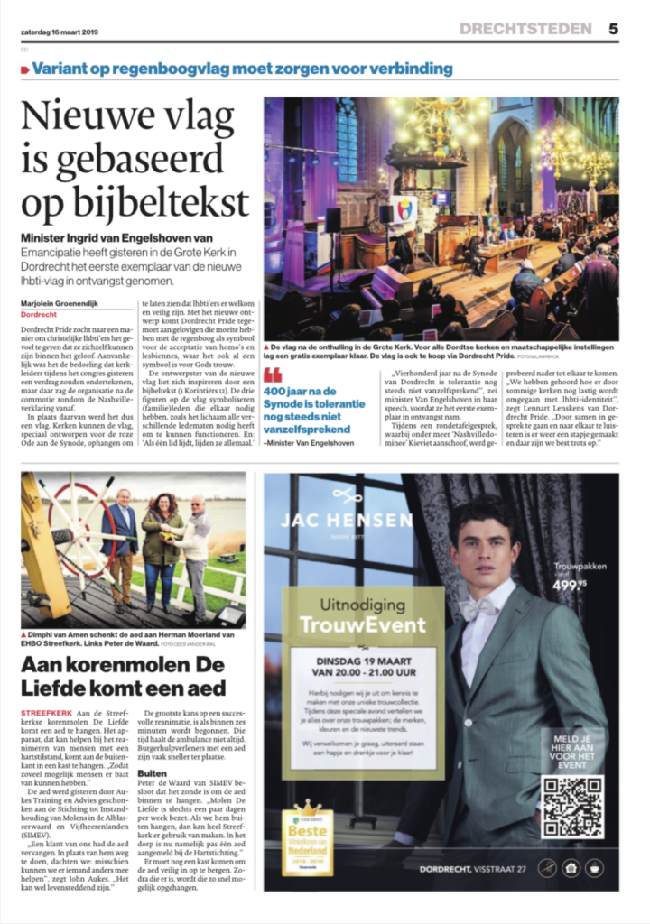 Dimphi overhandigt AED-apparaat boven op molen 'de Liefde' in Streefkerk