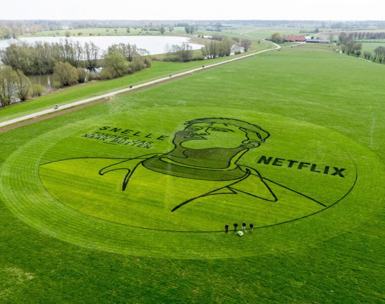 Bovenaanzicht grasportret ter grootte van twee voetbalvelden