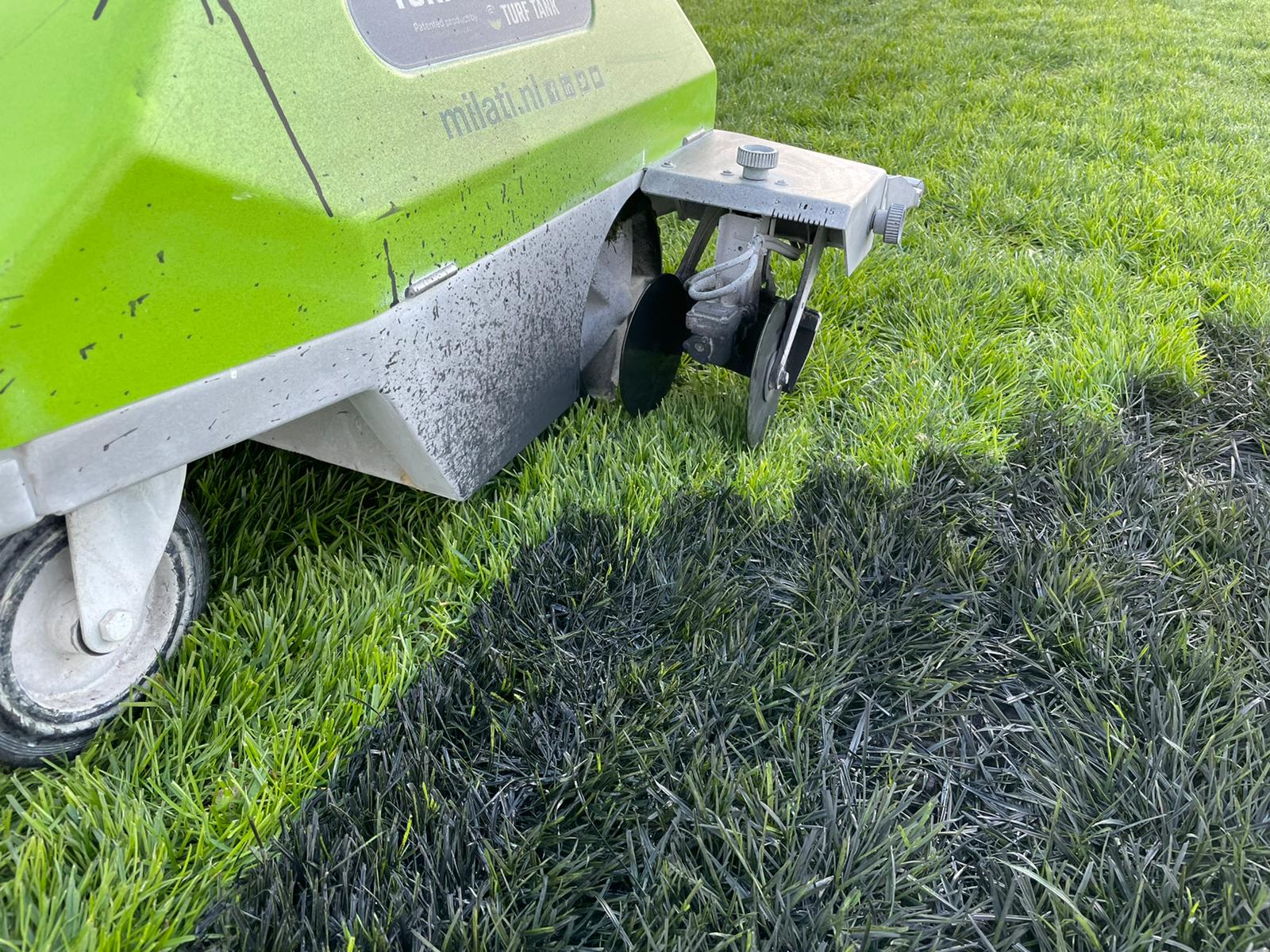 De Turf Tank One robotbelijner met zwarte verf