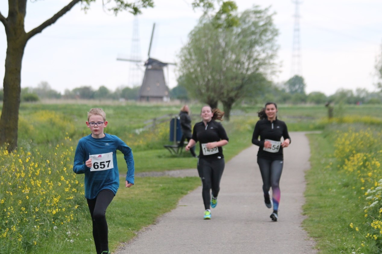 Kinderen en jongvolwassenen lopen de Molenloop
