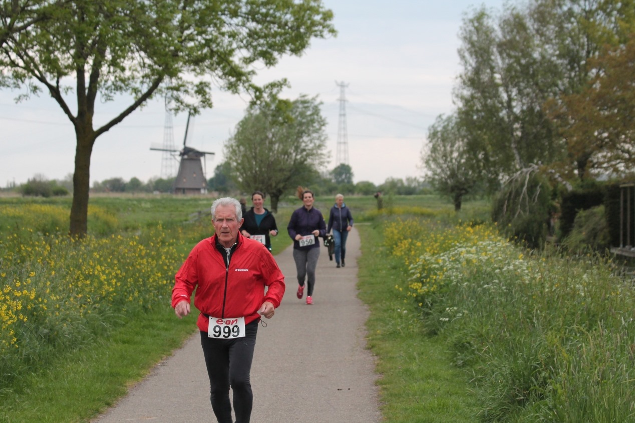 Ouderen lopen de Molenloop