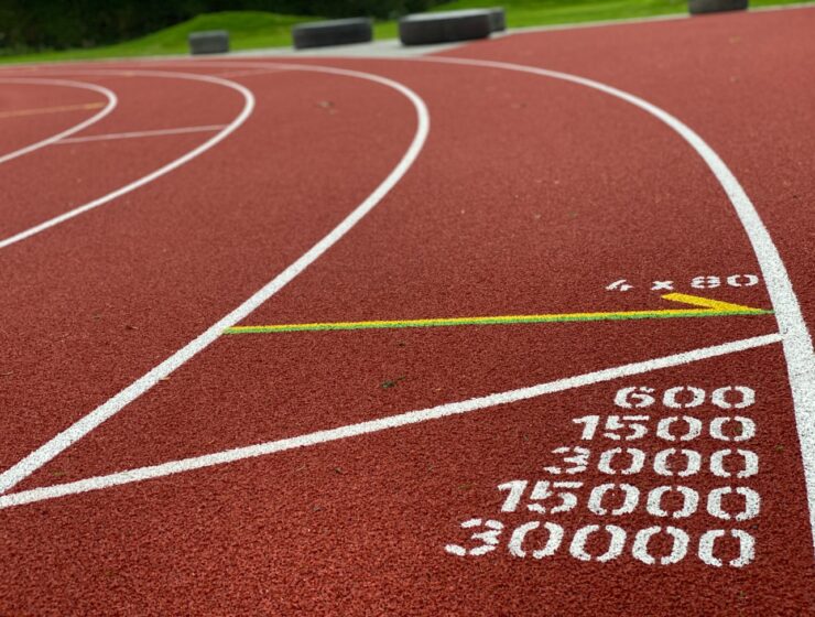 Atletiekbaan mede gerealiseerd door vrijwilligers A.A.A.