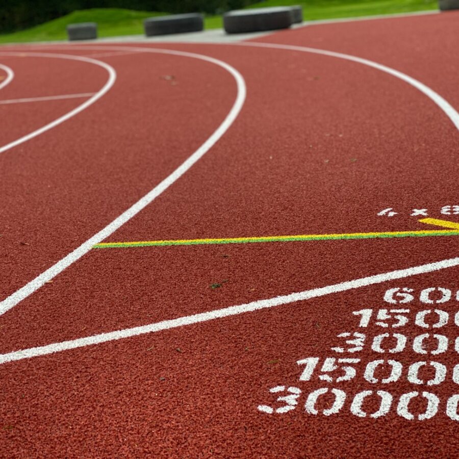 Atletiekbaan mede gerealiseerd door vrijwilligers A.A.A.